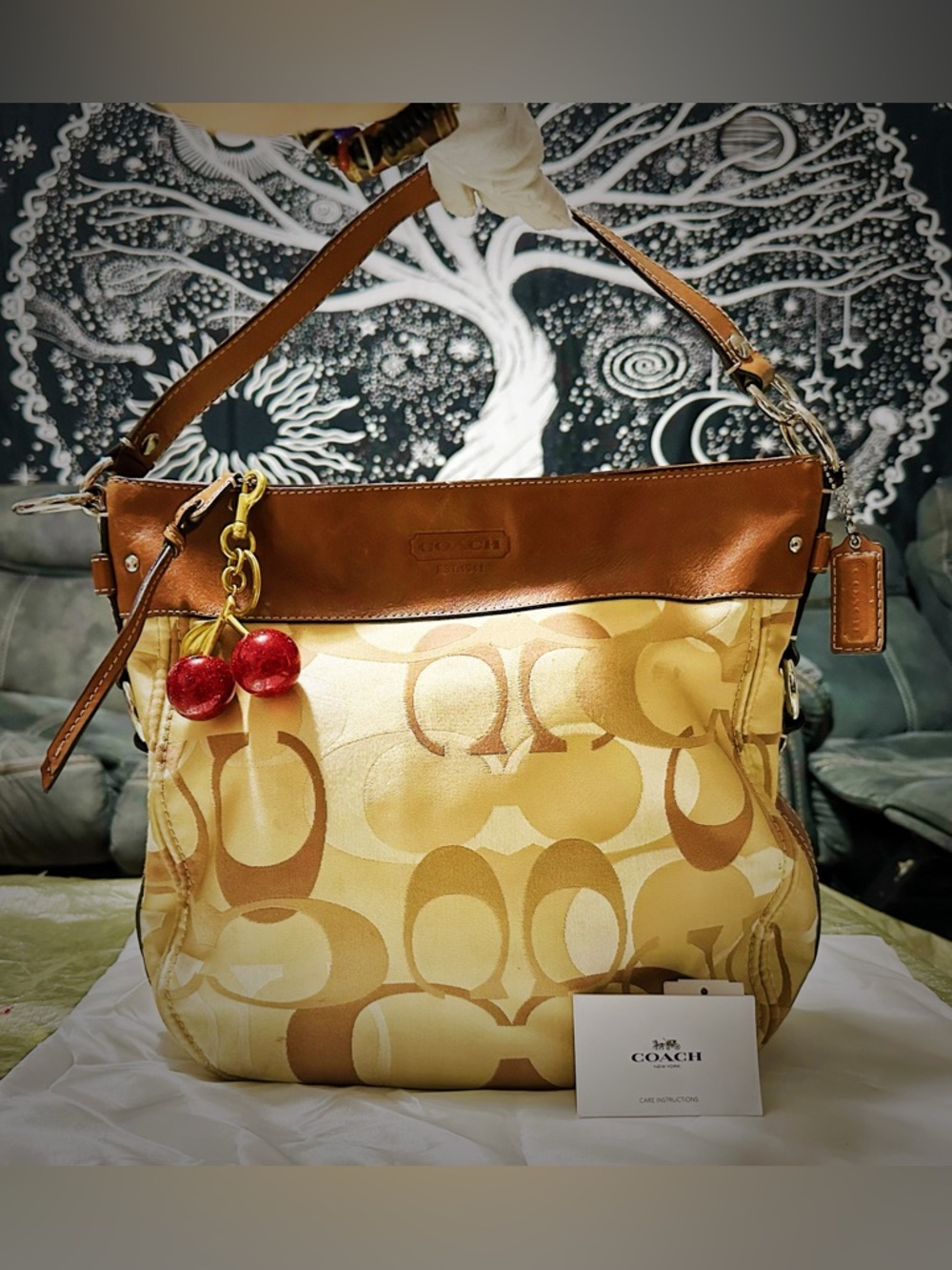 Rare vintage Coach soho Shoulder Bag Tan Signature Logo with Cherry Charm - Picture 17 of 17
